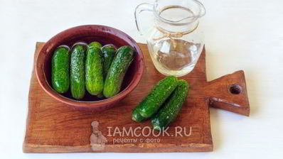 малосольные огурцы в пакете с чесноком