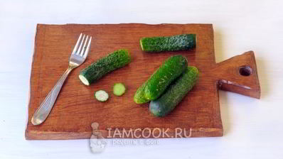 малосольные огурцы в пакете с чесноком