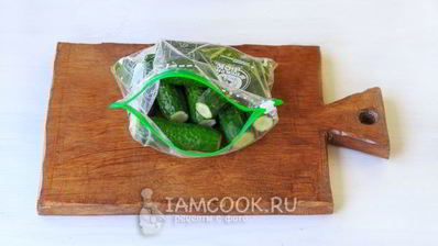 малосольные огурцы в пакете с чесноком