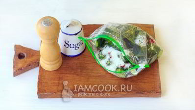 малосольные огурцы в пакете с чесноком