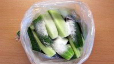 малосольные огурцы в пакете