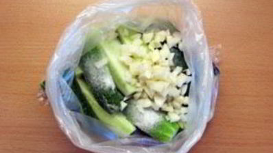 малосольные огурцы в пакете