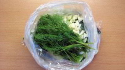 малосольные огурцы в пакете