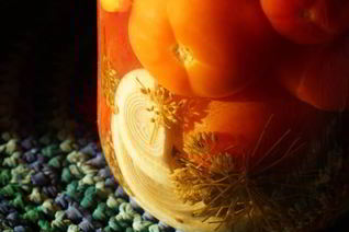 Малосольные помидоры с хреном