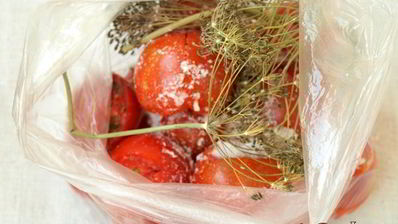 малосольные помидоры в пакете