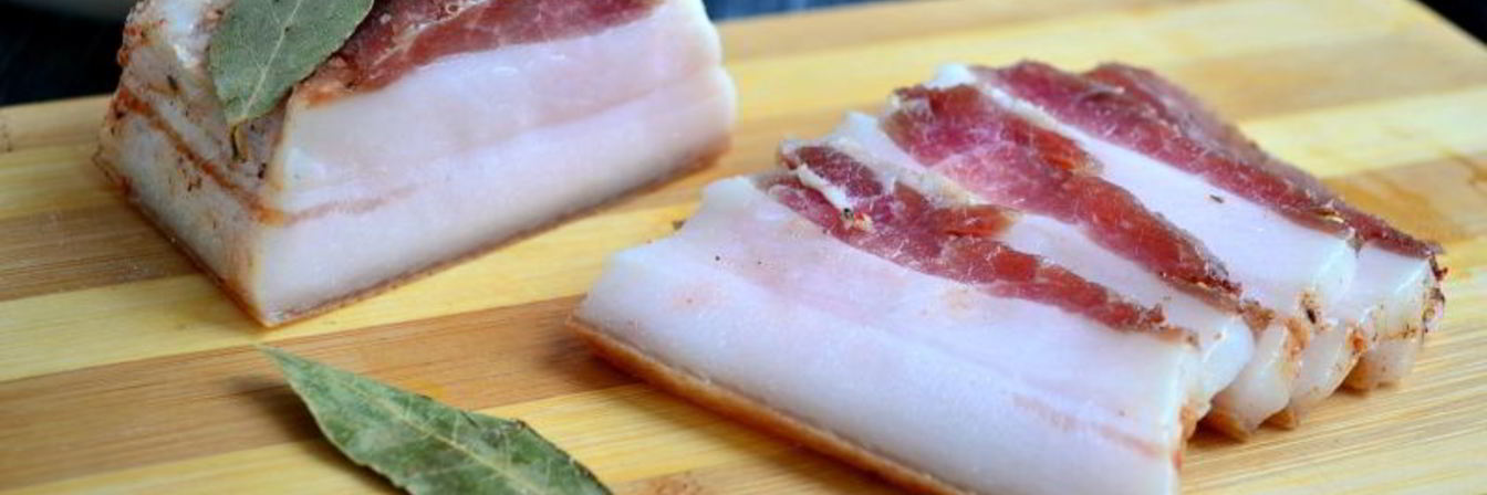 Сало соленое с чесноком и специями в пакете