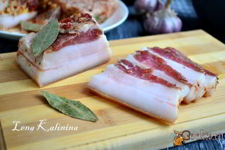 Сало соленое с чесноком и специями в пакете