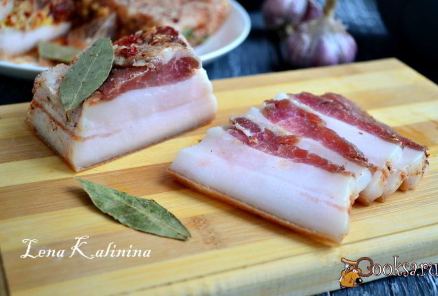 Сало соленое с чесноком и специями в пакете