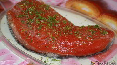 слабосоленая форель с приправами