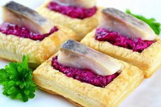 Слоеные волованы со свеклой и сельдью