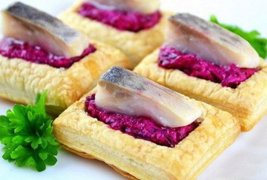 Слоеные волованы со свеклой и сельдью