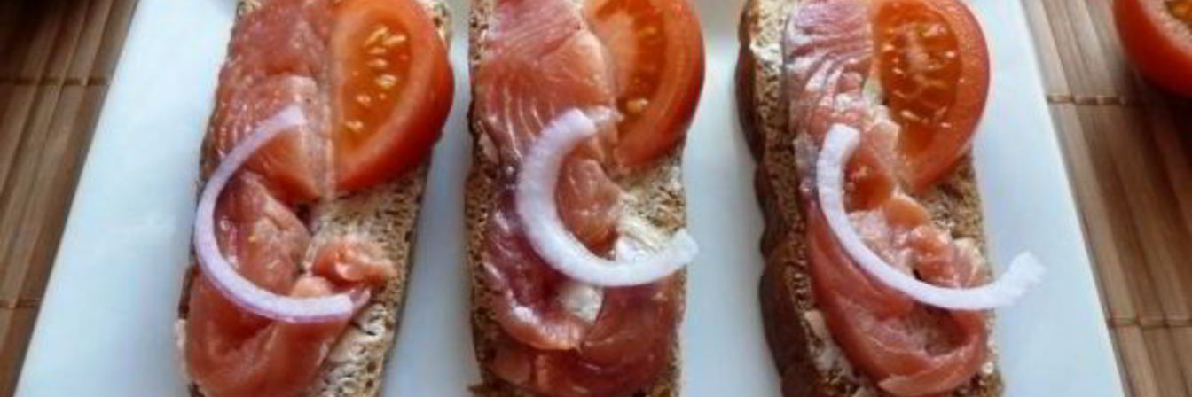 Соленая горбуша с луком в масле