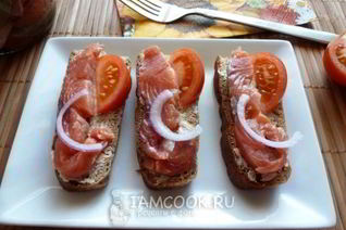 Соленая горбуша с луком в масле