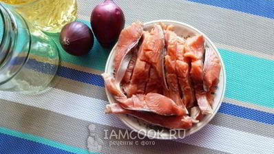 соленая горбуша с луком в масле