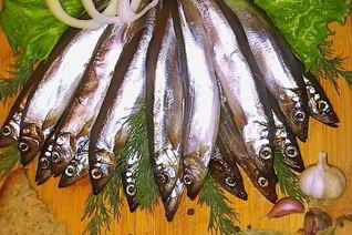 Соленая мойва с чесночком