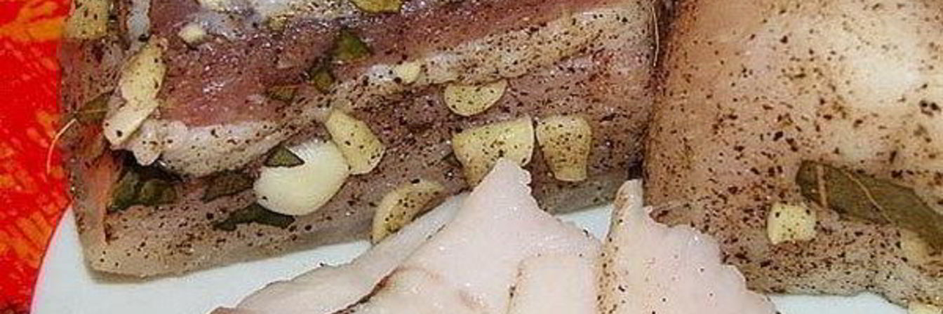 Соленое сало с мясной прослойкой в рассоле
