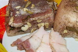 Соленое сало с мясной прослойкой в рассоле