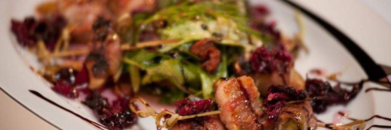 Инжир в беконе с вареньем из лепестков роз