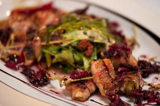 Инжир в беконе с вареньем из лепестков роз