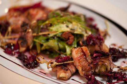 Инжир в беконе с вареньем из лепестков роз