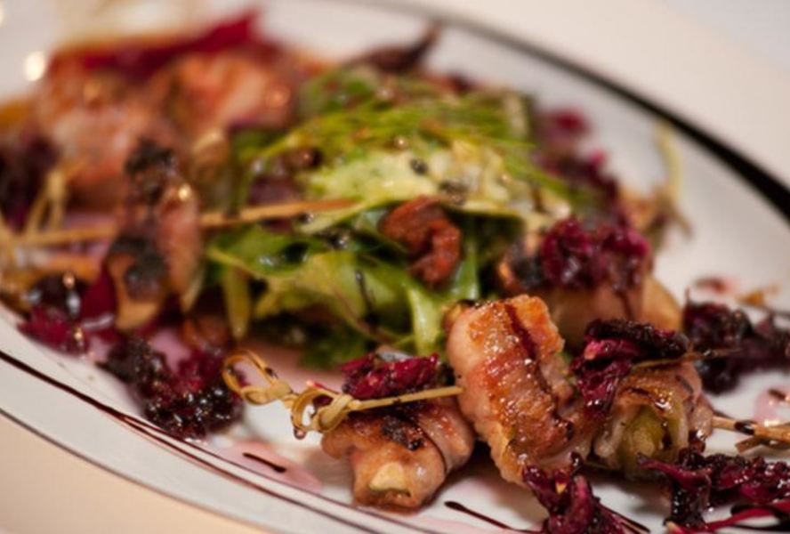 Инжир в беконе с вареньем из лепестков роз