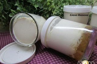 Йогурт с вареньем