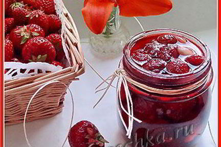 Клубничное варенье с миндалем и ликером Amaretto