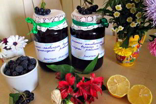 Лимонно-ежевичное варенье с черноплодной рябиной