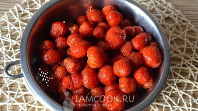 варенье из клубники с цельными ягодами на зиму