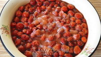 варенье из клубники с цельными ягодами на зиму