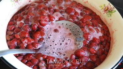 варенье из клубники с цельными ягодами на зиму