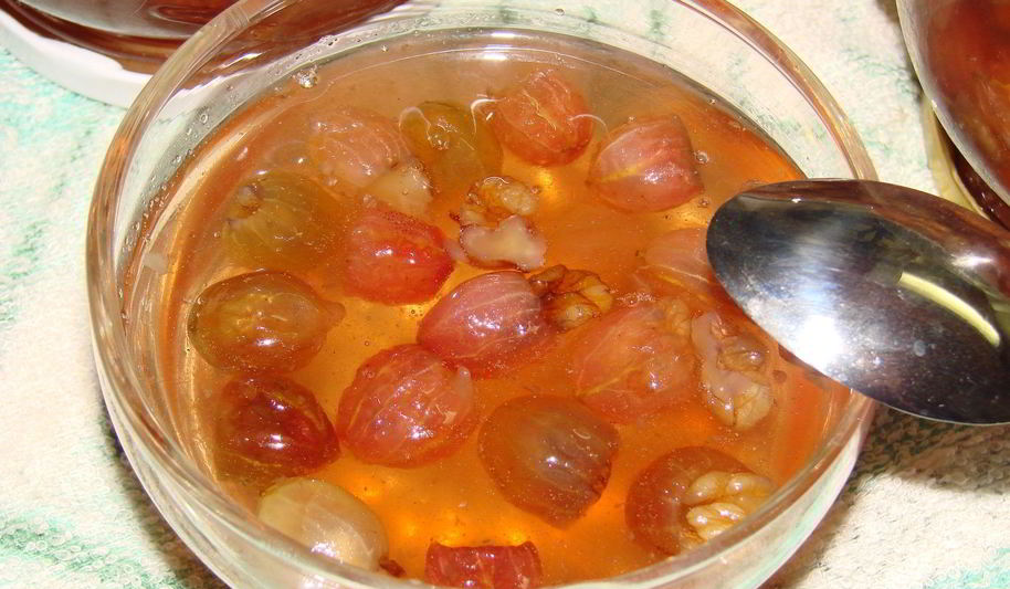 Рецепт варенья из крыжовника с грецкими орехами