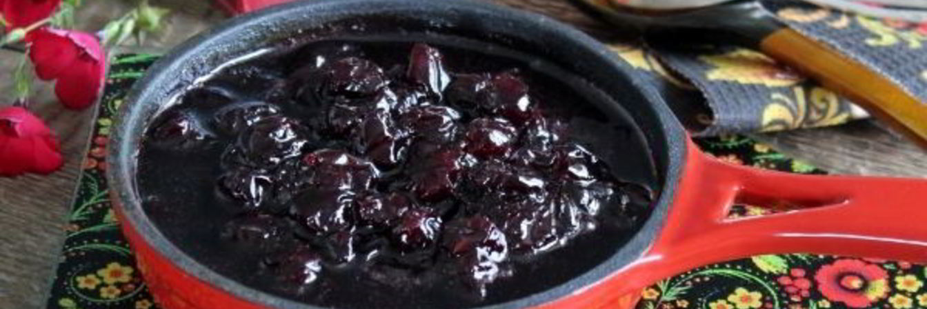 Варенье из замороженной вишни на сковороде