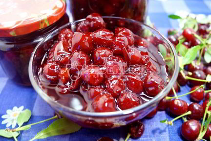 Вишневое варенье с косточками