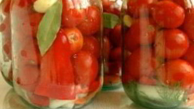 засолка помидоров с луком на зиму