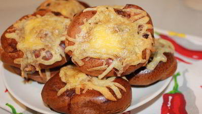 ленивые беляши под сырной шапочкой