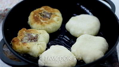 пышные беляши на сковороде