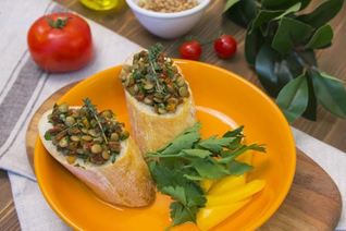 Брускетта с чечевицей