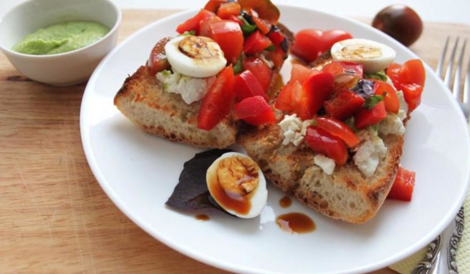 Рецепт брускетты с домашним соусом песто