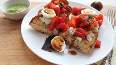 брускетта с домашним соусом песто