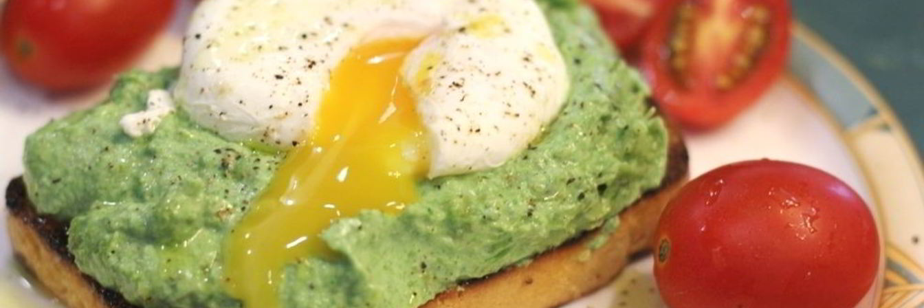 Брускетта с фасолью, рикоттой, шпинатом и яйцом-пашот