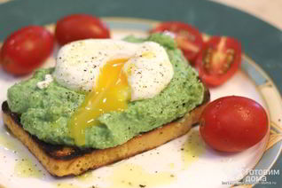 Брускетта с фасолью, рикоттой, шпинатом и яйцом-пашот