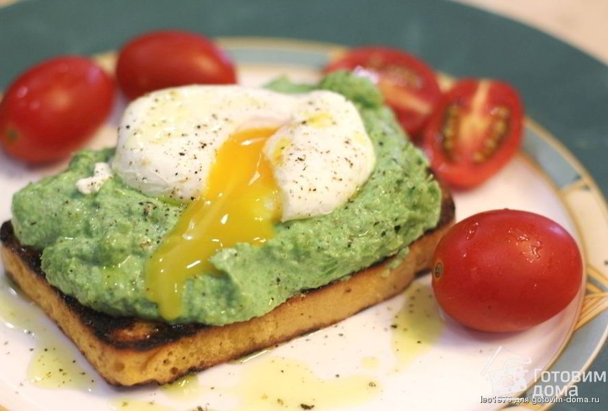 Брускетта с фасолью, рикоттой, шпинатом и яйцом-пашот