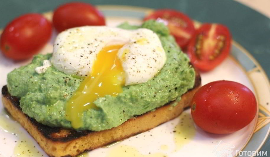 Рецепт брускетты с фасолью, рикоттой, шпинатом и яйцом-пашот