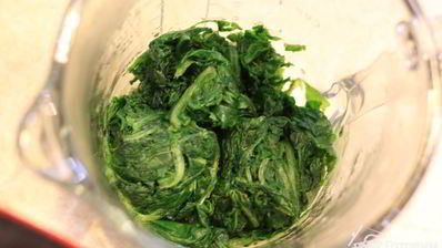 брускетта с фасолью, рикоттой, шпинатом и яйцом-пашот