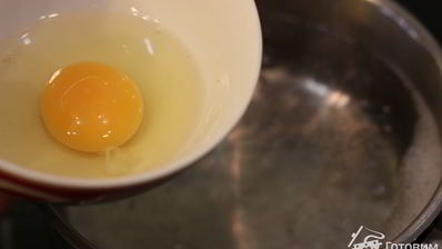 брускетта с фасолью, рикоттой, шпинатом и яйцом-пашот