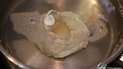 брускетта с фасолью, рикоттой, шпинатом и яйцом-пашот