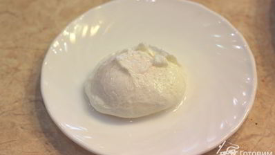 брускетта с фасолью, рикоттой, шпинатом и яйцом-пашот