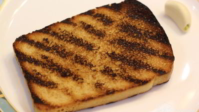 брускетта с фасолью, рикоттой, шпинатом и яйцом-пашот