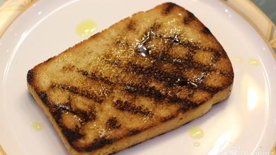 брускетта с фасолью, рикоттой, шпинатом и яйцом-пашот